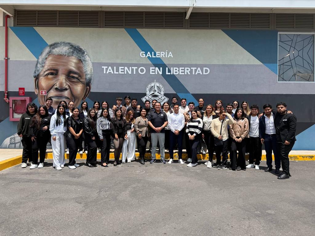 cespq_qro's tweet photo. 📸 Hoy, en el marco del programa #ConociendoLaCESPQ instruido por el Gobernador Mauricio Kuri (@makugo), recibimos a estudiantes de Derecho de la Universidad UNICLA Michoacán.

Querétaro es referente en transparencia al abrir su Sistema Penitenciario a la comunidad. Que la población conozca nuestro trabajo es clave para seguir construyendo lazos y fortaleciendo una sociedad más incluyente. ¡Gracias por visitarnos! 🙌🏻

Si tú aún no conoces la CESPQ, agenda una visita en el siguiente enlace: https://t.co/2W65Lu0A4v 👀