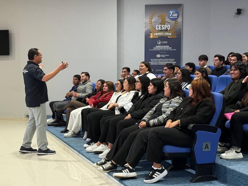 cespq_qro's tweet photo. 📸 Hoy, en el marco del programa #ConociendoLaCESPQ instruido por el Gobernador Mauricio Kuri (@makugo), recibimos a estudiantes de Derecho de la Universidad UNICLA Michoacán.

Querétaro es referente en transparencia al abrir su Sistema Penitenciario a la comunidad. Que la población conozca nuestro trabajo es clave para seguir construyendo lazos y fortaleciendo una sociedad más incluyente. ¡Gracias por visitarnos! 🙌🏻

Si tú aún no conoces la CESPQ, agenda una visita en el siguiente enlace: https://t.co/2W65Lu0A4v 👀