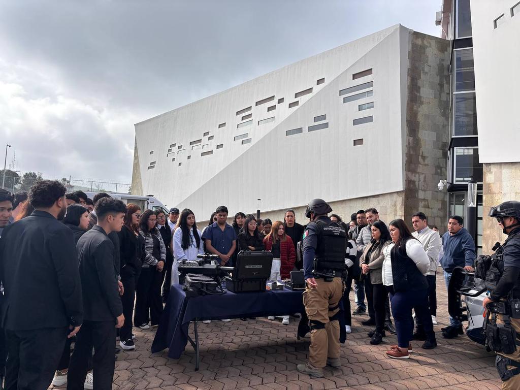 cespq_qro's tweet photo. 📸 Hoy, en el marco del programa #ConociendoLaCESPQ instruido por el Gobernador Mauricio Kuri (@makugo), recibimos a estudiantes de Derecho de la Universidad UNICLA Michoacán.

Querétaro es referente en transparencia al abrir su Sistema Penitenciario a la comunidad. Que la población conozca nuestro trabajo es clave para seguir construyendo lazos y fortaleciendo una sociedad más incluyente. ¡Gracias por visitarnos! 🙌🏻

Si tú aún no conoces la CESPQ, agenda una visita en el siguiente enlace: https://t.co/2W65Lu0A4v 👀