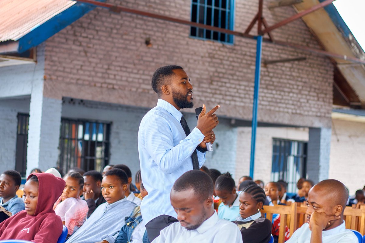 LubulaPat's tweet photo. Soutenir. Apaiser. Élever.
Angaza Initiative a accompagné les finalistes de Goma dans une séance de détraumatisation pour les aider à affronter stress &amp; insécurité avant les examens.
Un esprit serein, c’est déjà une victoire. 🌟
#AngazaInitiative #Détraumatisation #BienÊtre https://t.co/8JxYHdmio5