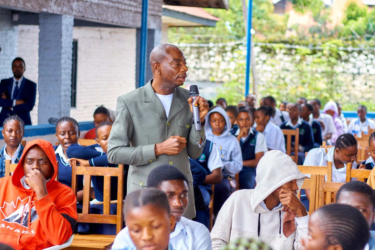 LubulaPat's tweet photo. Soutenir. Apaiser. Élever.
Angaza Initiative a accompagné les finalistes de Goma dans une séance de détraumatisation pour les aider à affronter stress &amp; insécurité avant les examens.
Un esprit serein, c’est déjà une victoire. 🌟
#AngazaInitiative #Détraumatisation #BienÊtre https://t.co/8JxYHdmio5