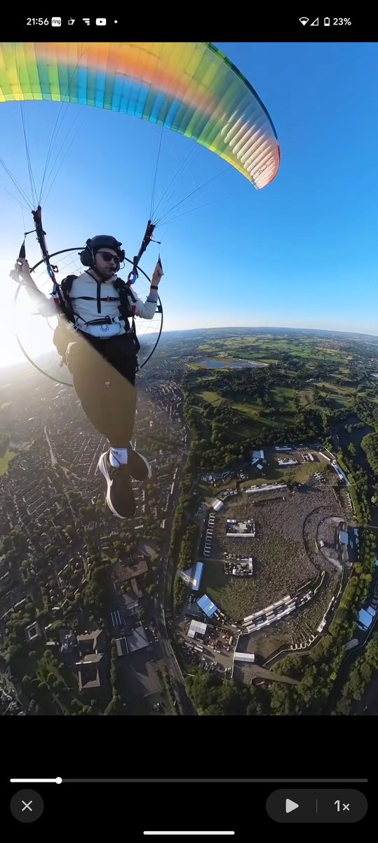 Just seen this guy fly over #HeatonPark yesterday for oasis. What a fkin picture! #Oasis25