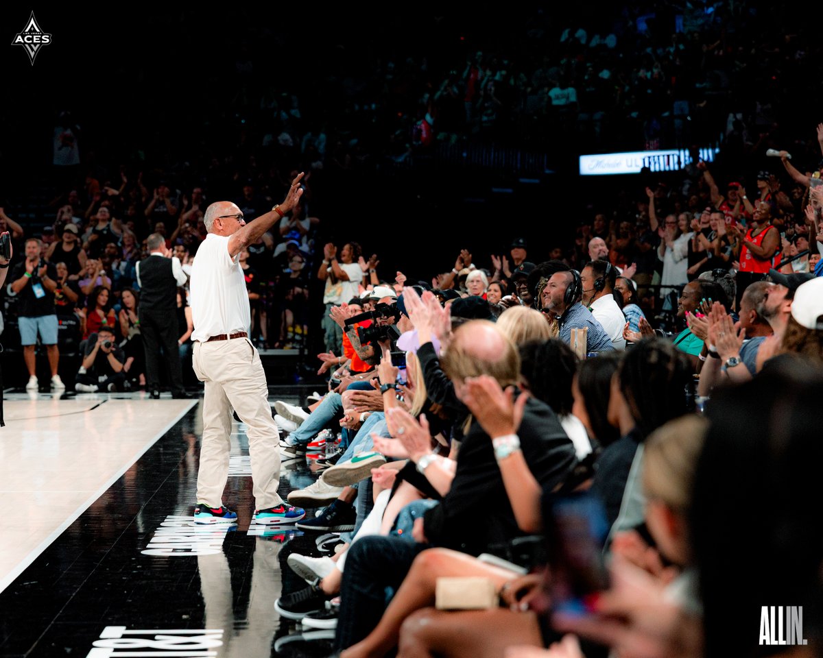 We've got the legend in the building! ⚾️🐐

<a href="/mroctober/">Reggie Jackson</a> // #ALLINLV