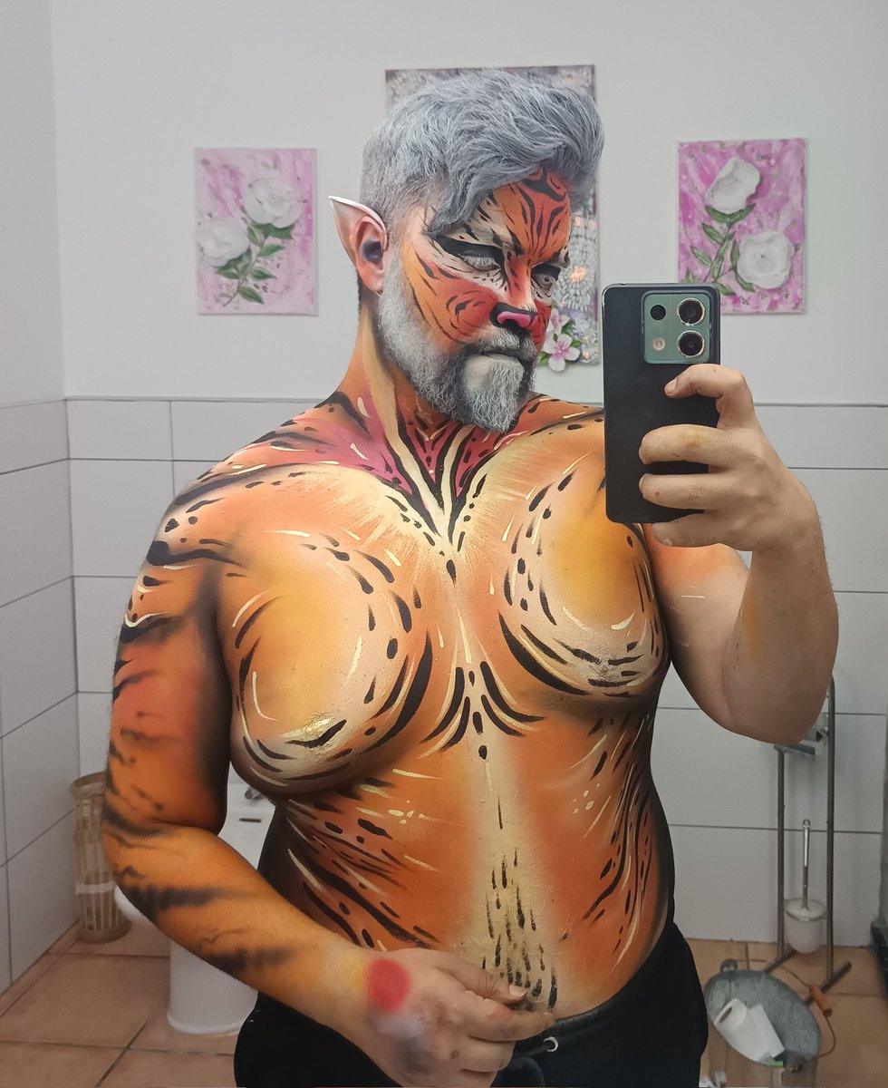 grievervsk's tweet photo. After a few weeks of extremely changes in life i have finally sat down and enjoy bodypainting again 
Bengal Tiger

#makeup #maquillaje #bodypainting #bodyart #animal #tiger #orange #makeuplook #maquillajeprofesional #maquillajecorporal #art #artecorporal https://t.co/zJQ52cE91G