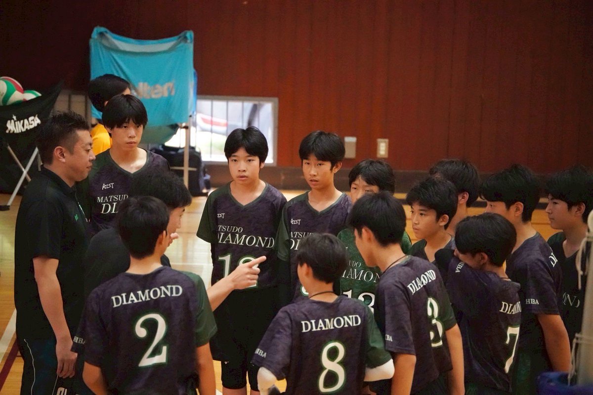 diamond_vbc's tweet photo. 【中体連チーム】
昨日は総体松戸支部予選1日目でした。

1試合目vs松戸一中
●0-2○
2試合目vs常盤平中
○2-0●
3試合目vsZEST
○2-0●
結果→グループ2位

なんとか来週の代表決定戦に駒を進めました✨
3つのうちのあと1枠をかけたトーナメントです。
県大会目指して悔いの残らないバレーをしましょう！

応援よろしくお願いします🙇‍♂️
#松戸ダイヤモンド
#バレーボール
#volleyball
#千葉県
#松戸市
#中学生