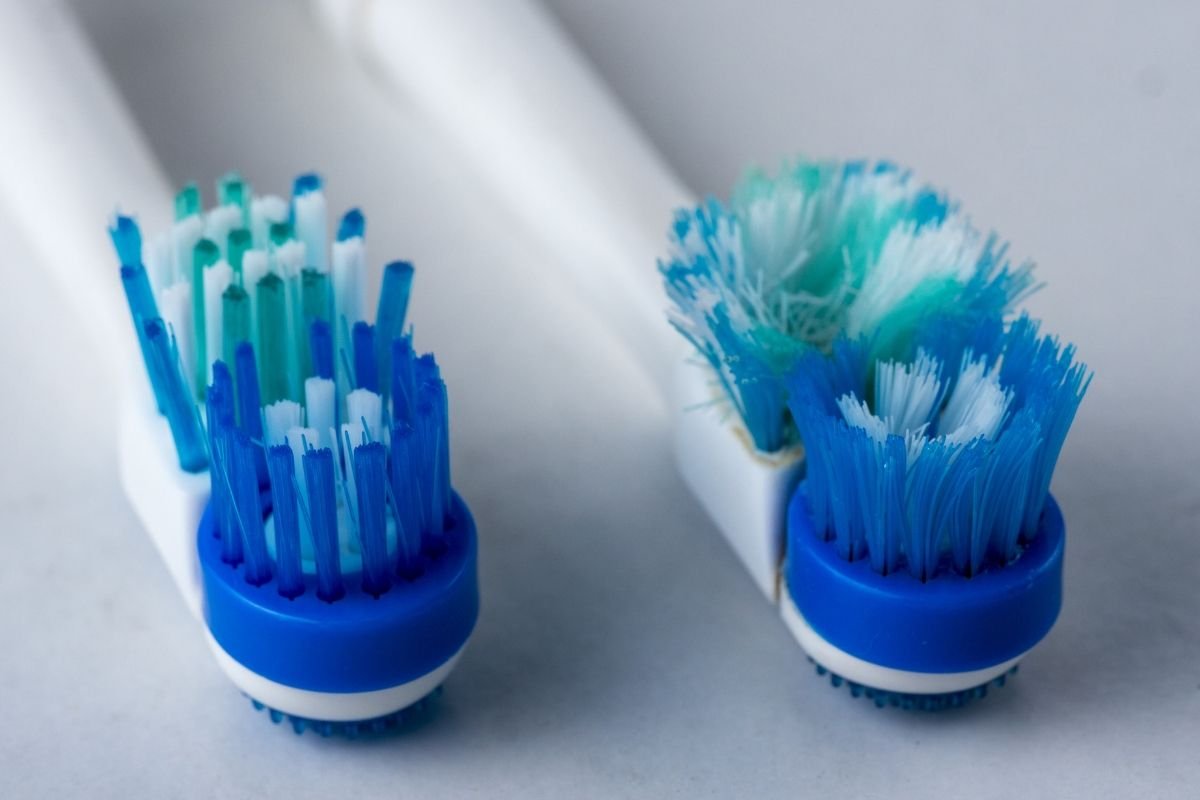 EverydayDental0's tweet image. You should replace your toothbrush (or electric brush head) every 3 months — or sooner if the bristles look frayed.

Worn-out bristles don’t clean effectively and can even damage your gums.
Bonus tip: replace it after being sick too!

#DentalFacts #ToothTips #OralHealth