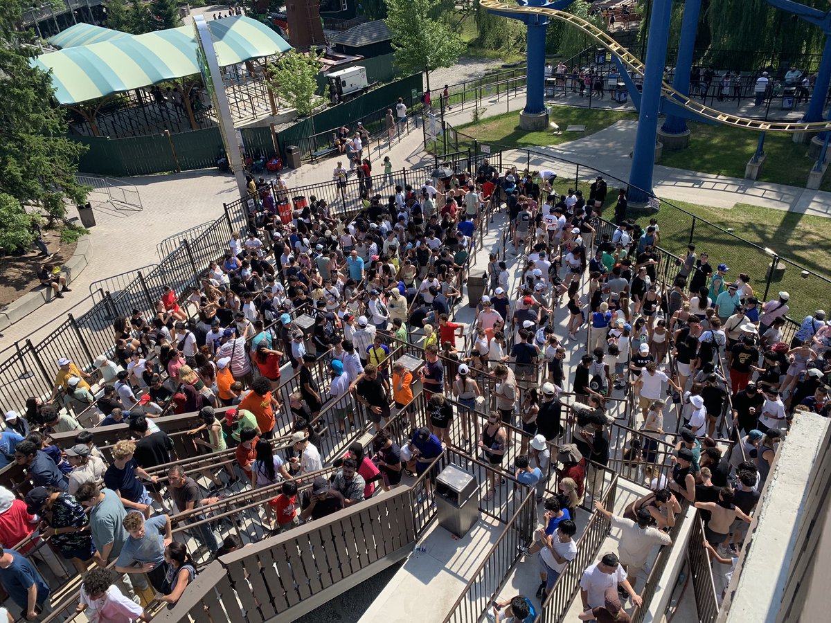 KSlideStudios's tweet image. This queue needs shade. AlpenFury clocked in at six hours today (2 hours each for FLP and single riders) and it was 30+ degrees.