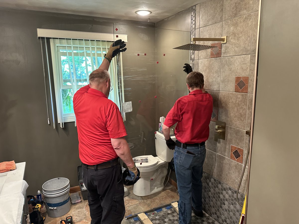 The_GlassDoctor's tweet image. Not all bathrooms are built the same—and your shower door shouldn’t be either. Custom-fit, clean lines, zero compromise. 🚿
📲 Call Glass Doctor for a door that fits your life.
#GlassDoctor #CustomShowerDesign #BathroomUpgrade