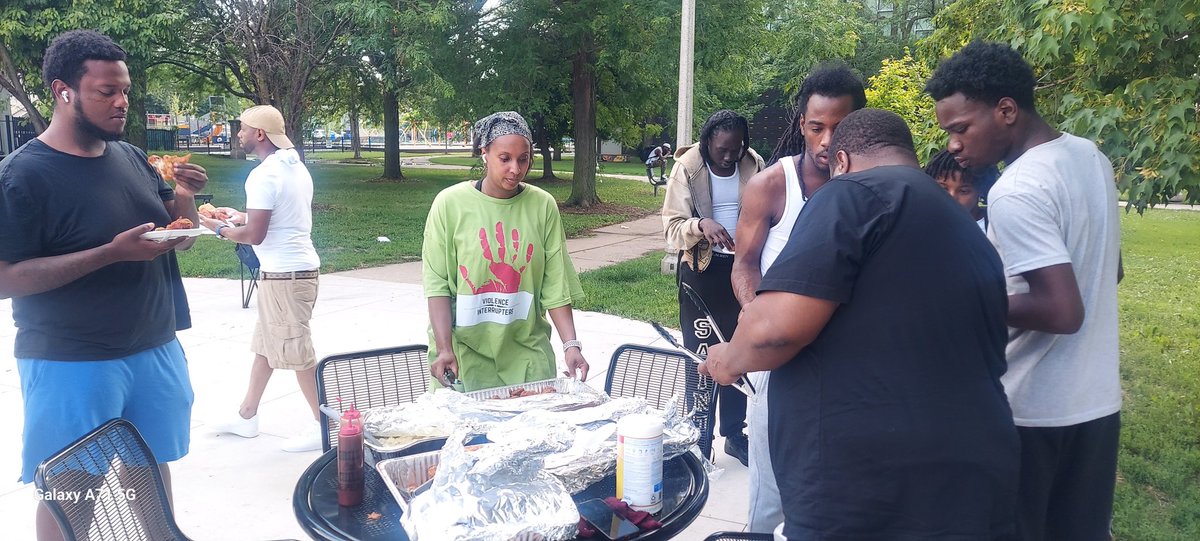 TioHardiman's tweet photo. Violence Interrupters promoting peace on the Near Westside of Chicago. https://t.co/uG8dlhW6gE