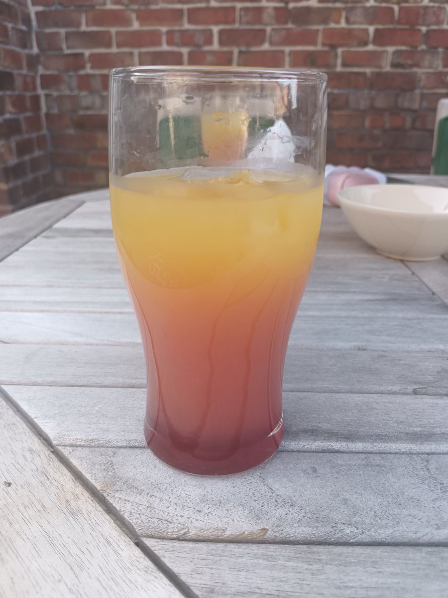 pollyjo12's tweet image. Fresh orange . Malibu and grenadine . By the pint  😬🤣