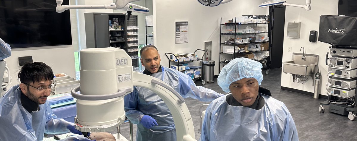 abdelbarrspine's tweet image. Working in the lab to improve MIS and endoscopic spine surgery with fellows . Thanks to @arthrex for providing the lab space and time. Love the @duke @unc @ncstate basketball mural!
