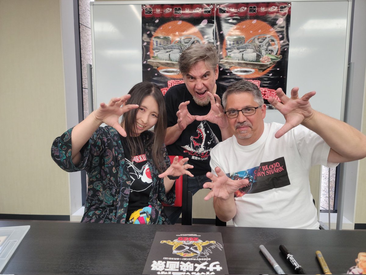 昨日のポロニア監督のサイン会。楽しかった～(*  ˊ꒳ˋ*)
うちのはんぺんシャークとも遊んでくれました。

Yesterday’s signing with Director Polonia was a blast! ( ˊ꒳ˋ) He even played with my Hanpen Shark (shark hand puppet)!

#東京国際サメ映画祭
#MarkPolonia