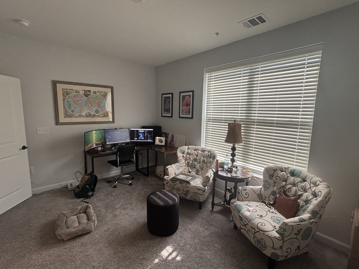 yojurt1337's tweet image. Just moved into a new apartment and this is the new setup and office