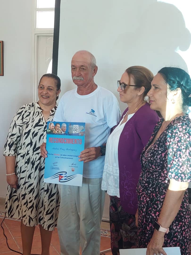 ¡Hoy nuestros corazones latieron más fuerte! ¡Muchas felicidades a los 19 trabajadores #Cincuentenarios del #SNTCIE, reconocidos por su dedicación y resultados en sistema de <a href="/MINCOMCuba/">Ministerio de Comunicaciones Cuba</a>¡ #CubaEstáFirme por mujeres y hombres como ellos! #LaLuchaNoHaCesado 🇨🇺