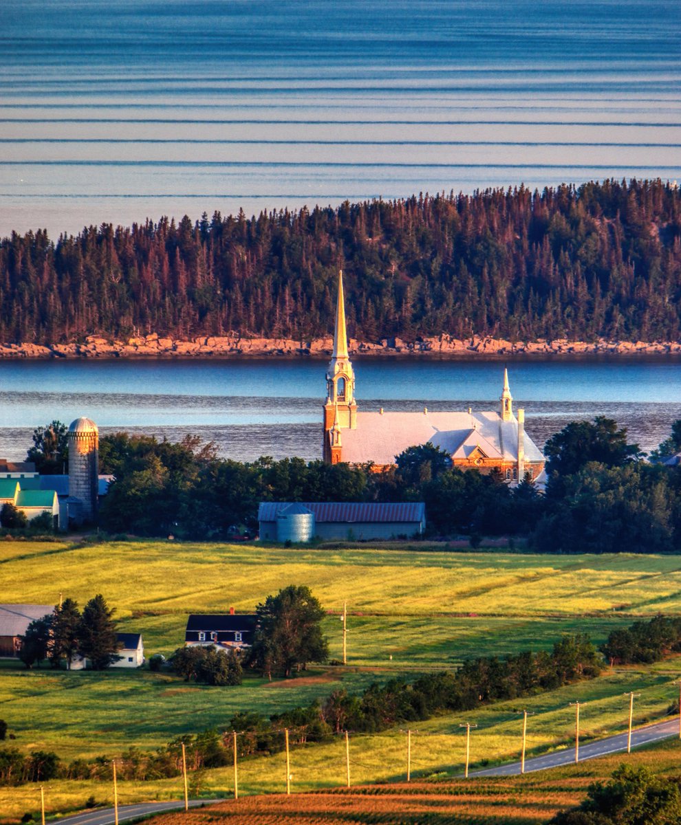 simontremblay81's tweet image. UN MATIN À KAMOURASKA
Prise dans la lumière chaude du lever du soleil, du sommet de la montagne à Cotton, cette photo fusionne toutes les couches du paysage de Kamouraska : le milieu agricole, le village, le fleuve et les îles... #BeautéduQuébec
Texte et photo: Pierre Giard