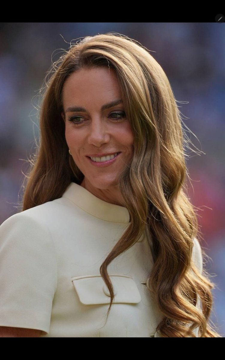 Princess Catherine is gorgeous, both inside and out. She’s totally real and has that down-to-earth vibe! She is just like a true English rose! 🌹