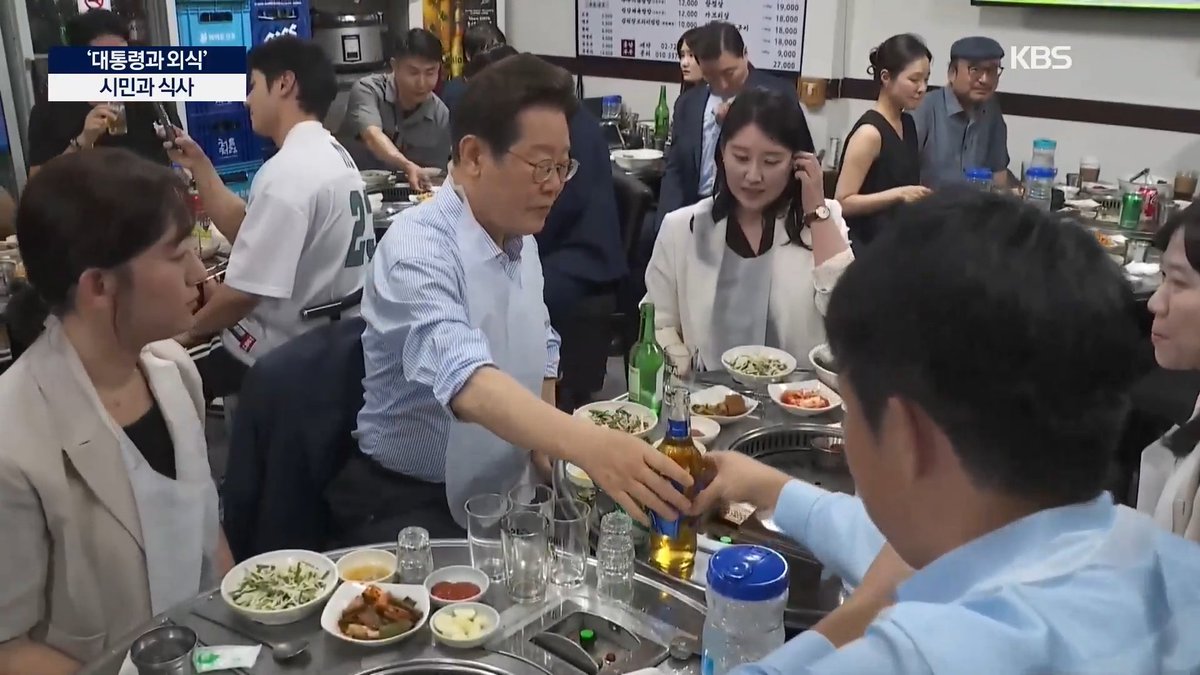 양 옆에 여자 앉혀놓고 술 따르라고 시키고 그걸 라이브 방송하는 대통령 진심 처음 봤음