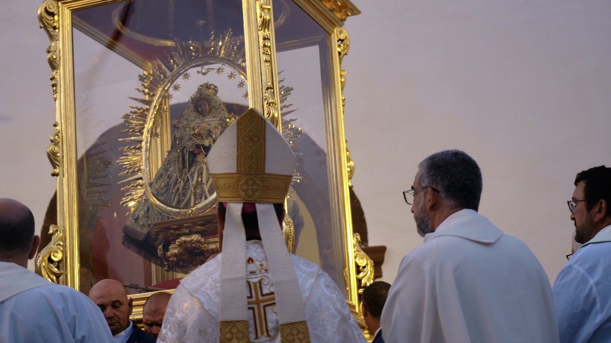 MDominguez_Glez's tweet image. Emotiva llegada de La Virgen de Las Nieves a la Iglesia de La Encarnación de Santa Cruz de La Palma, tras partir Del Real Santuario de las Nieves.
Un camino en procesión donde estuvo acompañada del cariño de todos los canarios que sienten tan fervientemente estas fiestas de la…