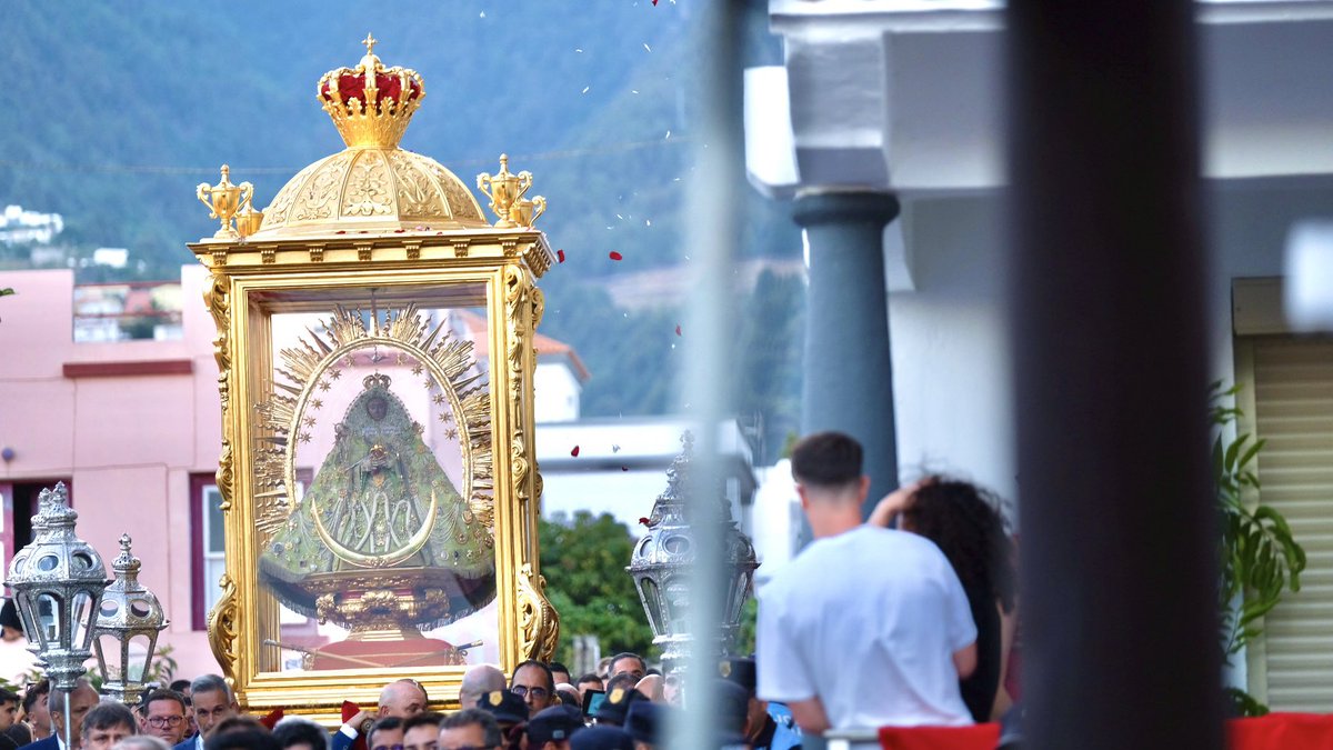 MDominguez_Glez's tweet image. Emotiva llegada de La Virgen de Las Nieves a la Iglesia de La Encarnación de Santa Cruz de La Palma, tras partir Del Real Santuario de las Nieves.
Un camino en procesión donde estuvo acompañada del cariño de todos los canarios que sienten tan fervientemente estas fiestas de la…