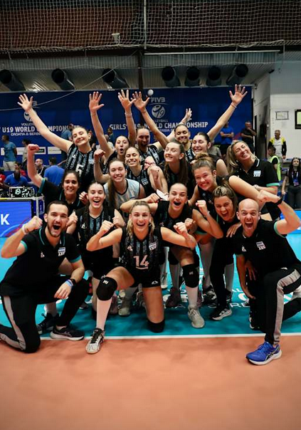 juegargentina's tweet image. #Voley 🏐 #Sub19 #Trstenik 📷FIVB :: 

Las #Panteritas U19 tuvieron revancha y están entre las 10 mejores del mundo 🐾 

:: Semis 9° puesto :: 
 🇦🇷 Argentina 3-1 China Taipei 🇹🇼 
(14-25,25-20,25-15,25-18)

➡️Domingo 13:15hs vs Croacia por el 9° lugar 
👉juegaargentina.com.ar/torneos/voley/…