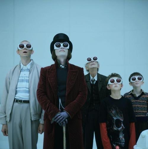 CineverseOff's tweet image. 🍫 CHARLIE ET LA CHOCOLATERIE fête ses 20 ans aujourd’hui !
Sorti en 2005, ce film culte réalisé par Tim Burton redonne vie à l’univers imaginé par Roald Dahl écrit en 1964.