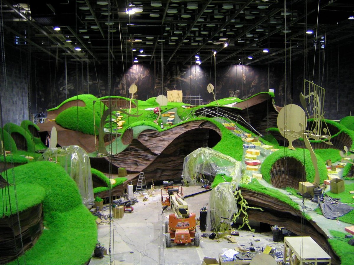 CineverseOff's tweet image. 🍫 CHARLIE ET LA CHOCOLATERIE fête ses 20 ans aujourd’hui !
Sorti en 2005, ce film culte réalisé par Tim Burton redonne vie à l’univers imaginé par Roald Dahl écrit en 1964.
