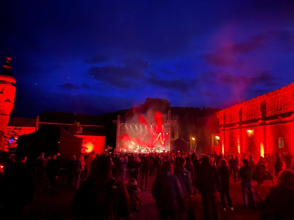 Dorota Wysocka-Schnepf (@dorotawsch) on Twitter photo Rewelacyjny koncert <a href="/ZbigniewHoldys/">Zbigniew Hołdys</a> i #WojciechWaglewski na zakończenie fantastycznego Festiwalu Góry <a href="/literatury/">GóryLiteratury</a> Olgi Tokarczuk. Tegoroczna edycja odbyła się pod hasłem "Manipulacja, dezinformacja, hejt". Ważny temat, bo przyczynków do debaty niestety z dnia na dzień więcej. Rewelacyjny koncert <a href="/ZbigniewHoldys/">Zbigniew Hołdys</a> i #WojciechWaglewski na zakończenie fantastycznego Festiwalu Góry <a href="/literatury/">GóryLiteratury</a> Olgi Tokarczuk. Tegoroczna edycja odbyła się pod hasłem "Manipulacja, dezinformacja, hejt". Ważny temat, bo przyczynków do debaty niestety z dnia na dzień więcej.