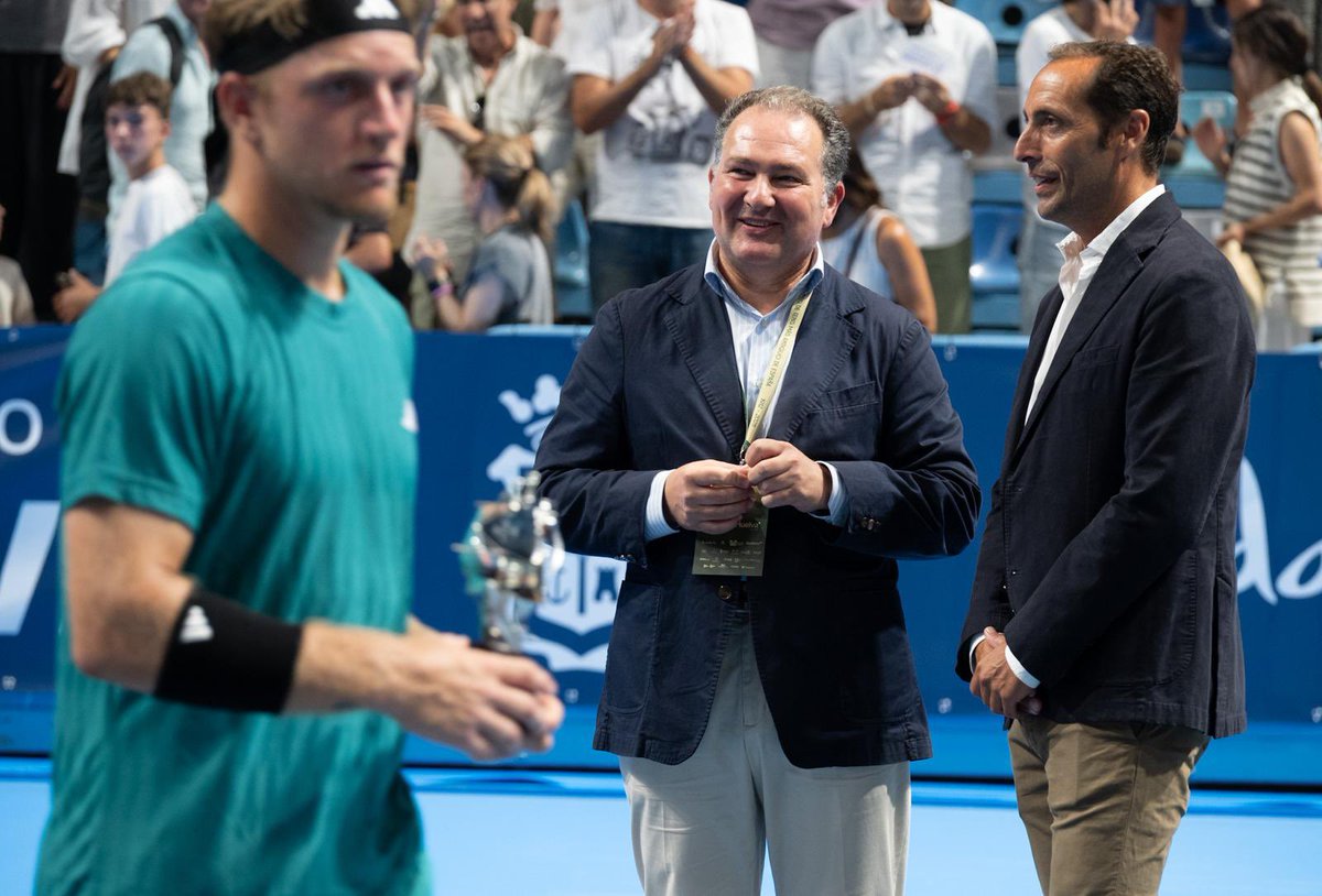 Diputación de Huelva (@dipuhu) on Twitter photo 🏆Daniil Medvédev se corona campeón de la Copa del Rey de Tenis Huelva 2025!
El presidente <a href="/toscanodavid/">David Toscano</a> entregó el trofeo al subcampeón Alejandro Davidovich, mostrando el compromiso de la institución con el deporte.
Gracias a todos los que lo habéis hecho posible. 🎾💙 🏆Daniil Medvédev se corona campeón de la Copa del Rey de Tenis Huelva 2025!
El presidente <a href="/toscanodavid/">David Toscano</a> entregó el trofeo al subcampeón Alejandro Davidovich, mostrando el compromiso de la institución con el deporte.
Gracias a todos los que lo habéis hecho posible. 🎾💙