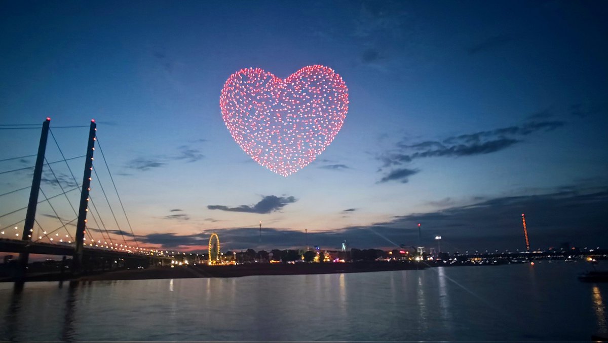 #Duesseldorf  ist einfach eine liebens- und lebenwerte Stadt ❤️🤍
(Drohnenshow #Rheinkirmes vorhin)