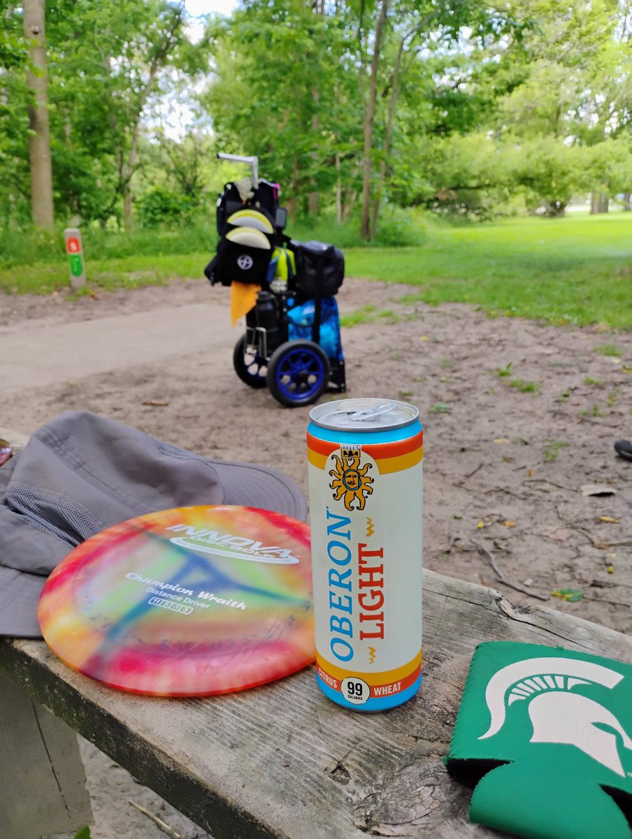 BeerSnobSean's tweet image. These @BellsBrewery #oberon lights are super refreshing whilst I try to throw this disc around. There's my buddy's obnoxious cart that keeps falling over in the background. #discgolf #michiganbeer #mibeer #beer @