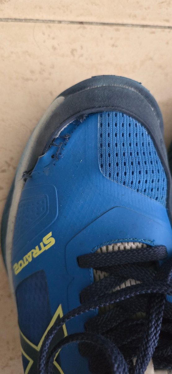 JuanJulugar's tweet photo. @munichsports adjunto fotos de las zapatillas de padel que compré hace 6 meses. A los 4 o 5 partidos ya se empezaron a descoser, empezo la derecha y la tuvo que arreglar el zapatero. Luego la izquierda.
Por favor, retirad este modelo si aún no lo habéis hecho. https://t.co/YQtGJyeUYO