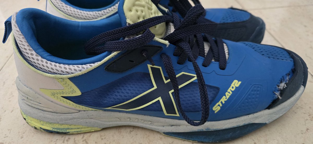 JuanJulugar's tweet photo. @munichsports adjunto fotos de las zapatillas de padel que compré hace 6 meses. A los 4 o 5 partidos ya se empezaron a descoser, empezo la derecha y la tuvo que arreglar el zapatero. Luego la izquierda.
Por favor, retirad este modelo si aún no lo habéis hecho. https://t.co/YQtGJyeUYO