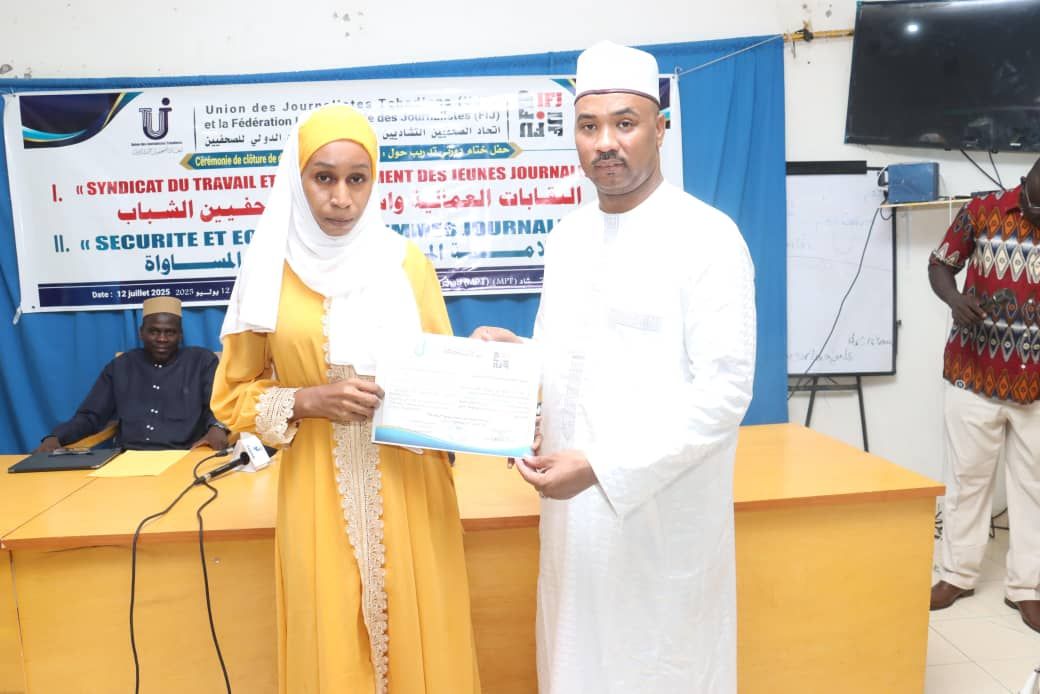 alwihdainfo's tweet photo. #Tchad : Le samedi 12 juillet 2025, deux ateliers de renforcement des capacités destinés aux jeunes et femmes journalistes tchadiennes ont pris fin à la Maison de la presse du Tchad. Organisées sur quatre jours, ces formations ont porté sur le syndicalisme dans le secteur des médias, l’insertion professionnelle des jeunes journalistes, ainsi que la sécurité et l’égalité des femmes dans le milieu. Les participants, issus de médias publics et privés, ont été sensibilisés aux droits syndicaux, à la lutte contre le harcèlement et aux violences professionnelles. La cérémonie de clôture, présidée par un représentant du ministère de la Communication, a salué l’initiative de l’Union des journalistes du Tchad (UJT), en présence de partenaires nationaux et internationaux. Des attestations ont été remises aux participants.