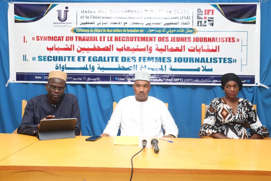 alwihdainfo's tweet photo. #Tchad : Le samedi 12 juillet 2025, deux ateliers de renforcement des capacités destinés aux jeunes et femmes journalistes tchadiennes ont pris fin à la Maison de la presse du Tchad. Organisées sur quatre jours, ces formations ont porté sur le syndicalisme dans le secteur des médias, l’insertion professionnelle des jeunes journalistes, ainsi que la sécurité et l’égalité des femmes dans le milieu. Les participants, issus de médias publics et privés, ont été sensibilisés aux droits syndicaux, à la lutte contre le harcèlement et aux violences professionnelles. La cérémonie de clôture, présidée par un représentant du ministère de la Communication, a salué l’initiative de l’Union des journalistes du Tchad (UJT), en présence de partenaires nationaux et internationaux. Des attestations ont été remises aux participants.