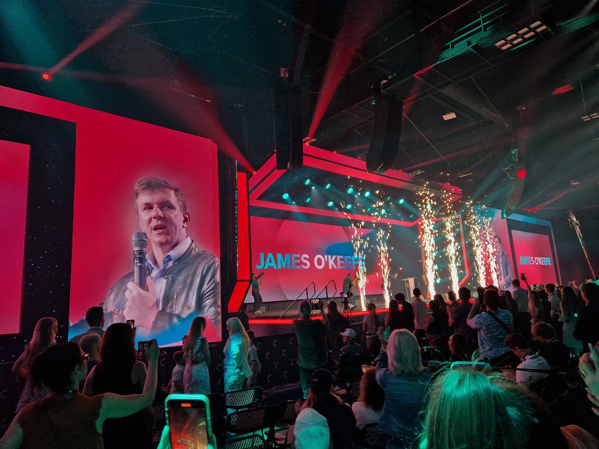 Nach einem sehr stressigen Tag im Bundestag bin ich heute Nacht noch nach Tampa, Florida geflogen. Dorthin wurde ich von den Republikanern eingeladen. Es findet der Student Action Summit von TP USA statt. Für Freiheit, nationale Souveränität und einen vernünftigen Westen! 💪