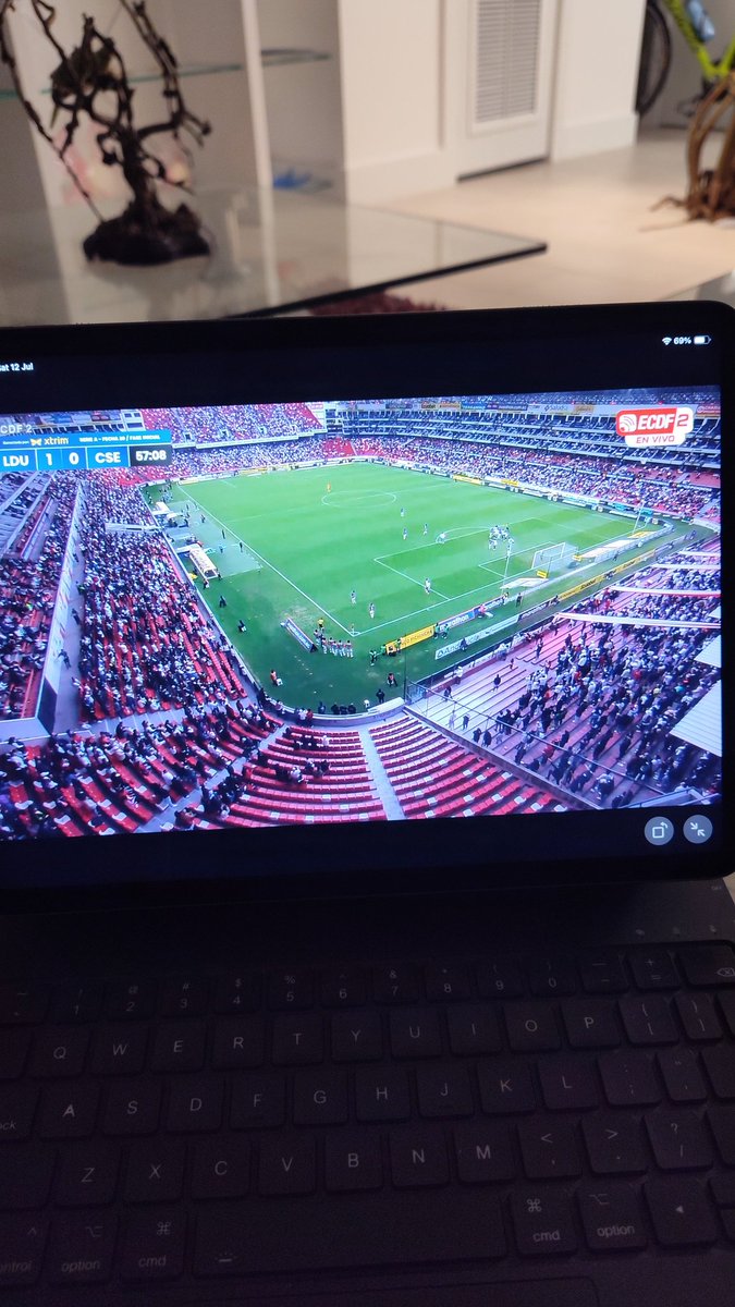 rumbeazea's tweet photo. @ElCanalDFutbol favor corrijan la camara para su señal internacional https://t.co/wV7qBUSTZl