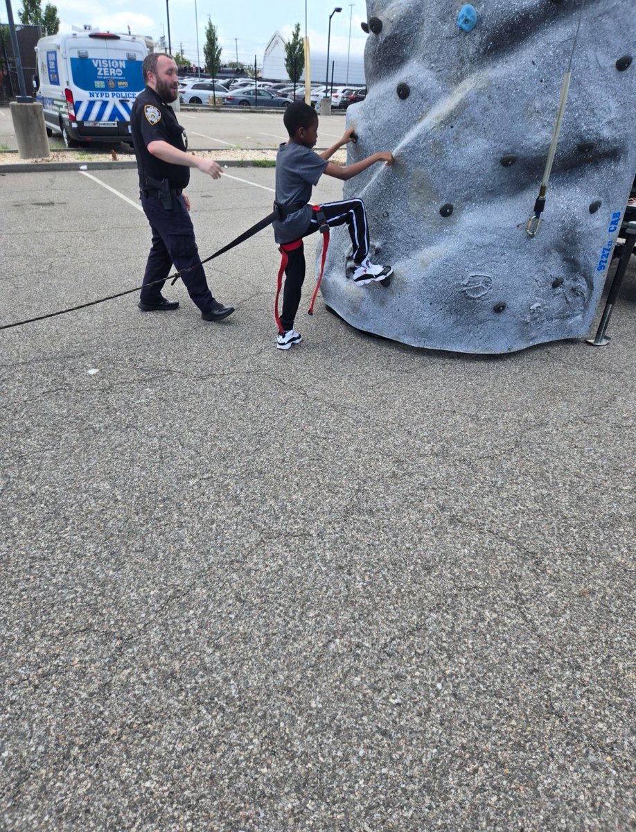 sbanypd's tweet image. Nice turnout for today’s SBA sponsored shredding event and rock climbing wall for the kids. Among those in attendance were Sgt Varnisha Hyman #BronxEvidenceCollectionTeam & retired Sgt Valarie Carey @nypdhousingbureau. Great success & much fun. #nypd @rsanypd @nypdpea