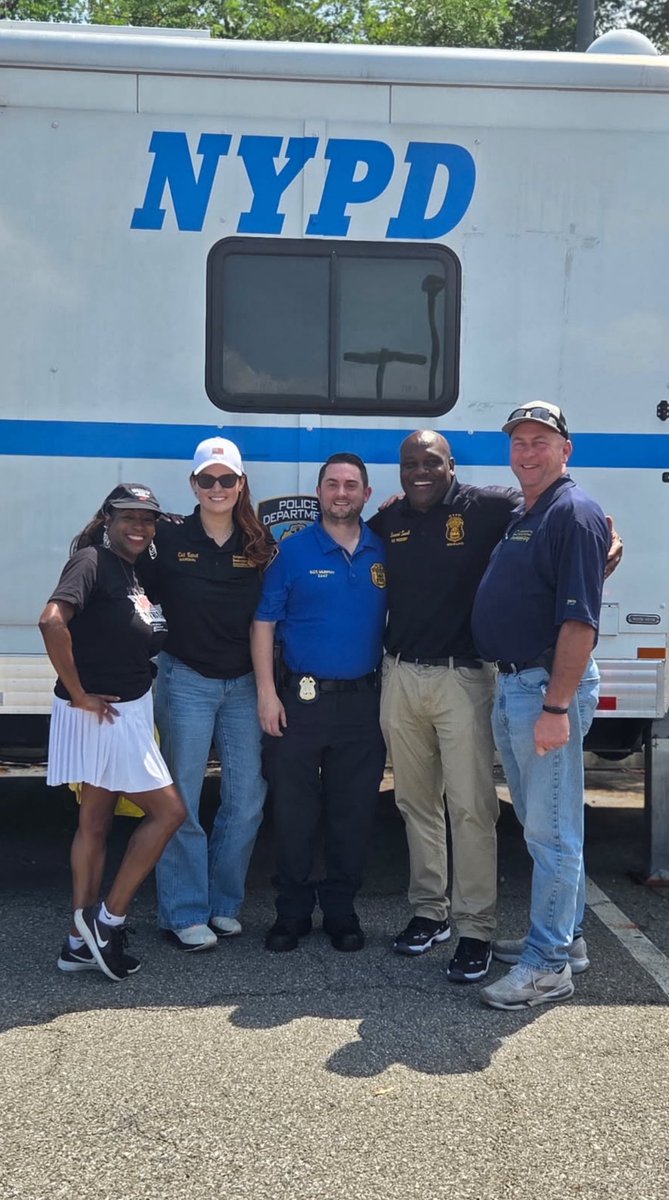 sbanypd's tweet image. Nice turnout for today’s SBA sponsored shredding event and rock climbing wall for the kids. Among those in attendance were Sgt Varnisha Hyman #BronxEvidenceCollectionTeam & retired Sgt Valarie Carey @nypdhousingbureau. Great success & much fun. #nypd @rsanypd @nypdpea