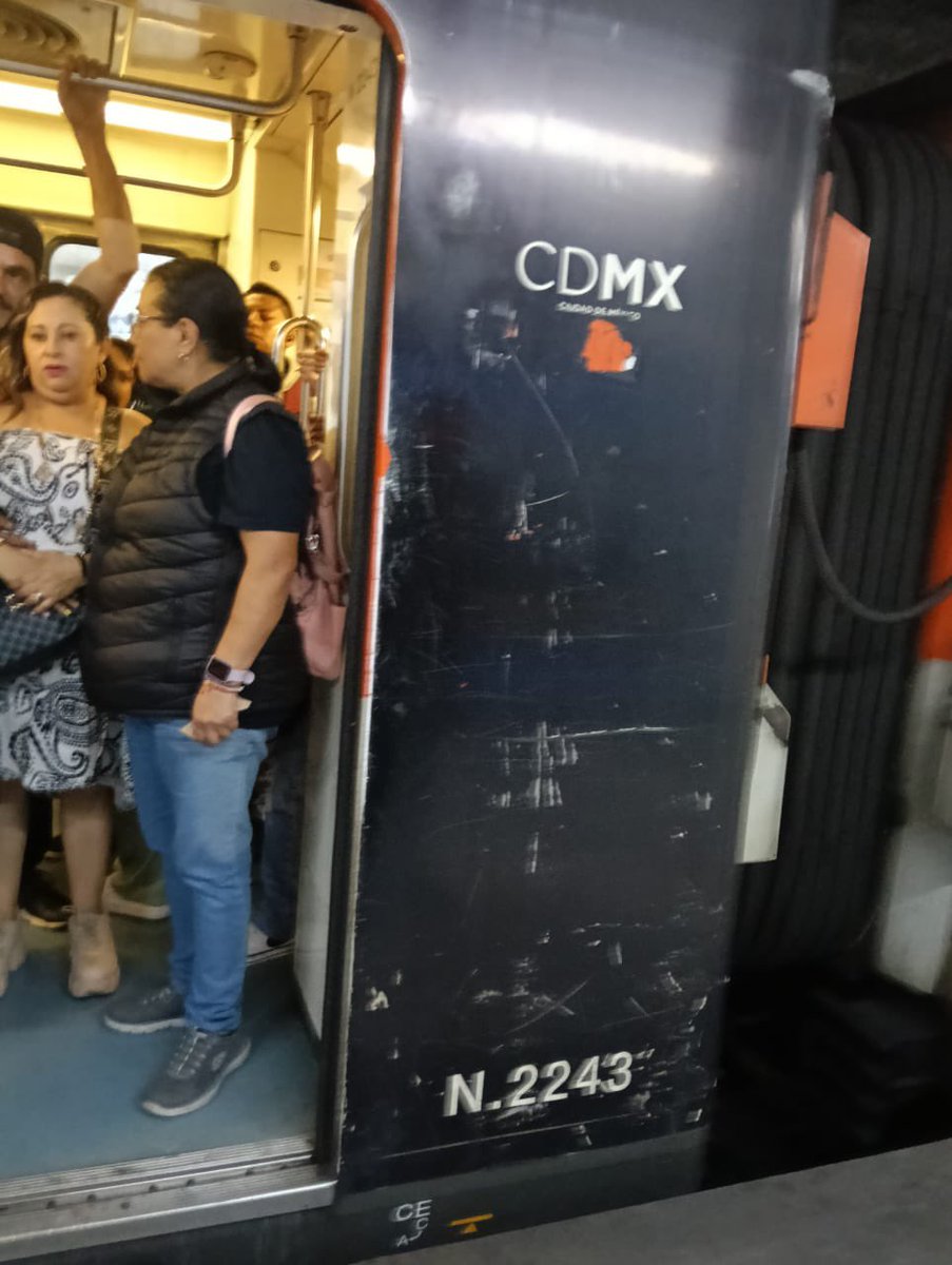 En el <a href="/MetroCDMX/">MetroCDMX</a> reafirmamos nuestro compromiso con la seguridad y el orden. Tras denuncia ciudadana, se sancionó a persona consumiendo alcohol en Línea 2, incumpliendo el reglamento. Será presentada ante las autoridades competentes para la sanción legal correspondiente.
No habrá