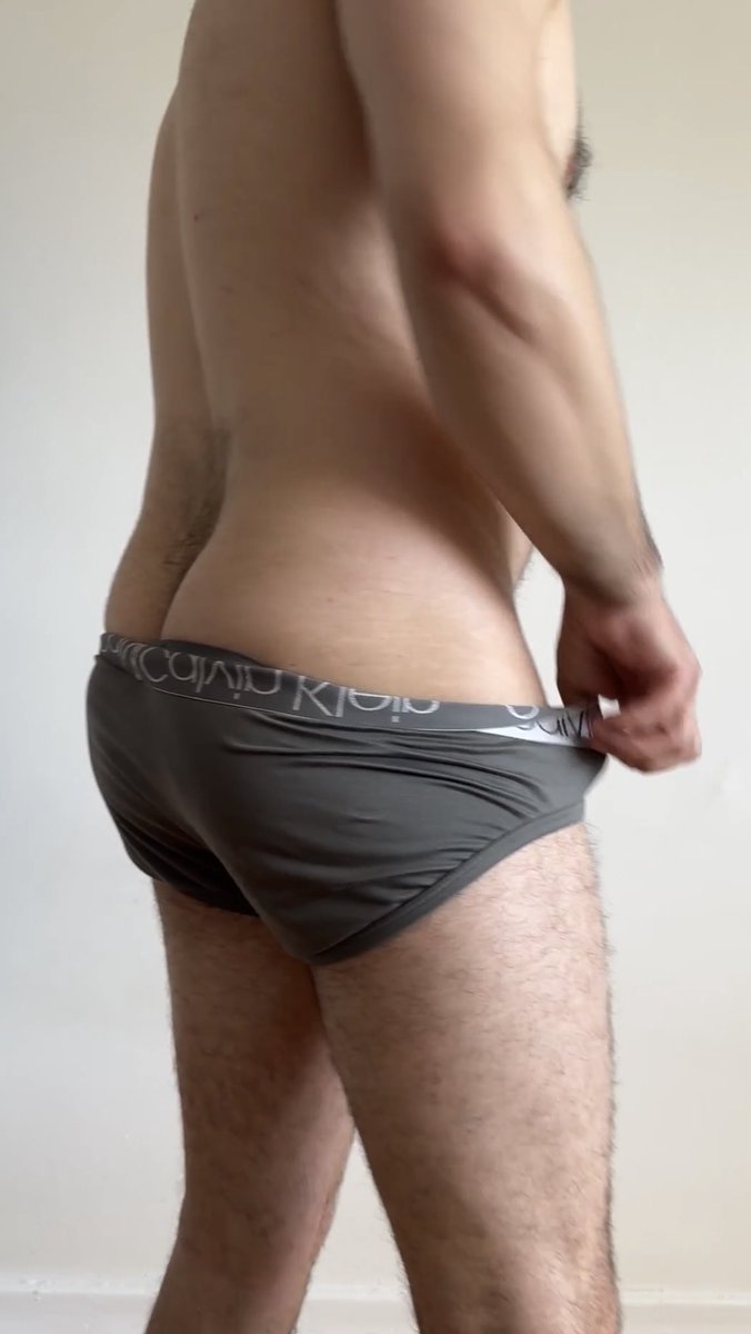 BluOwnsYou's tweet photo. Hairy Ass in Calvin Kleins

#queer #bulge #dickprint #CalvinKleins #hairyass https://t.co/jWGHCA3liS