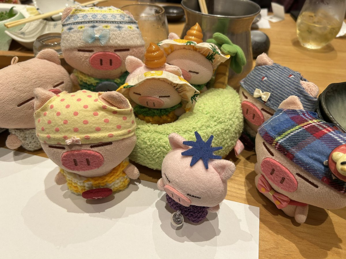 osafWikmbb5VVnK's tweet image. 【ぱんてー団集合】
今日は関東からわさびさんが遊びにきてくれたよ🐽
ぱんてー団で集合記念日撮影🐽
これで査察はクリアしたはず🐽
みぃぶぅにぱんてー被せるのは苦労したけど💦

ん？島ごと流されてきた子達がいるぞ？
ぱんてー団で救助しました🐽

また皆んなで会おう🐽

#ぶたた 
#ぱんてー団