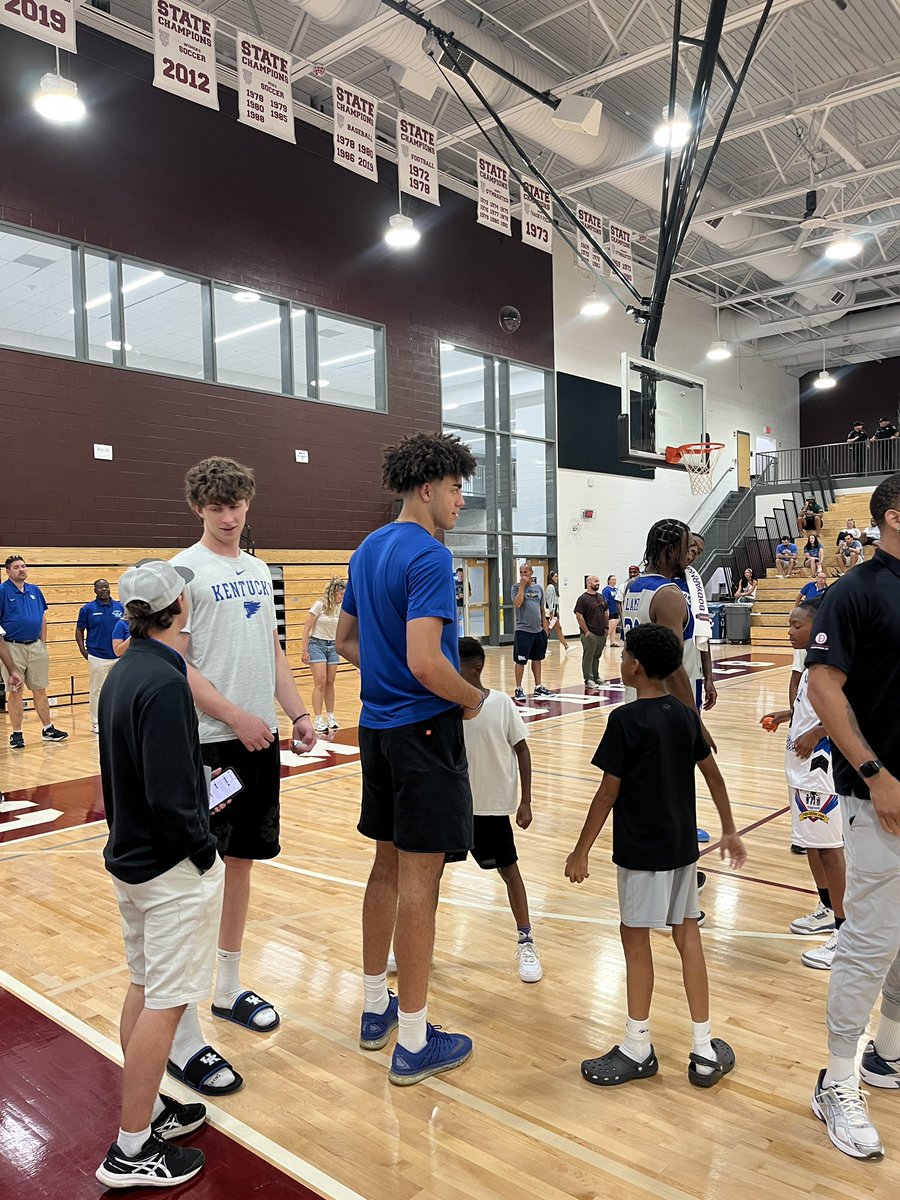 hhamelbackTV's tweet image. It’s halftime at the Champions Charity Game! Grey team up 80-63. Fans getting a sneak peek of what’s to come next week in @LaFamiliaTBT’s first game

Some current wildcats—Reece Potter and Malachi Moreno— stopped by to watch the alums. 

@BBNTonight @LEX18News