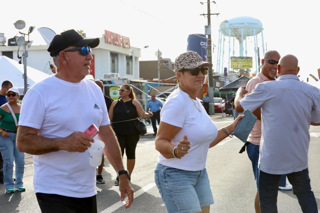 Arrancó el Reencuentro de exalumnos de la Pedro Albizu Campos en el segundo día de Fiestas de la Boulevard. ¡Te esperamos HOY en el mejor y más seguro evento en Puerto Rico! 🎉🚌🕺💃🥳

#FiestasBLVD2025 
#OrgulloLlanero