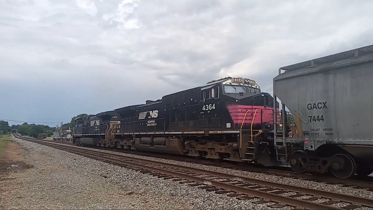 peterbilt379389's tweet photo. took months finally caught NS4364 https://t.co/xbMJAGnALJ