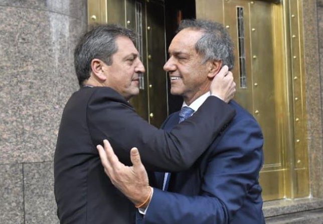 Daniel Scioli, el inútil candidato a presidente x el kirchnerismo en 2015, cobra una jubilación de privilegio 
Junto a las de otros 10 expresidentes, vices y familiares cobran el equivalente a 256 jubilaciones mínimas.
Nadie se quejaría si se ajusta acá