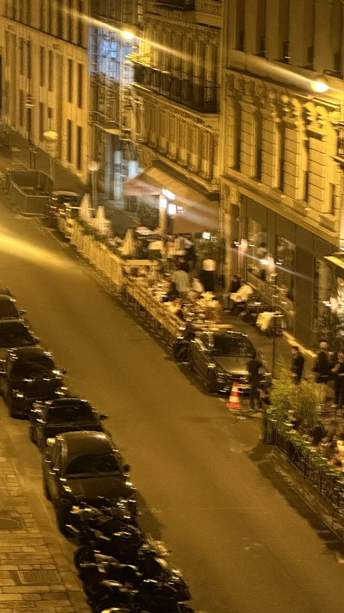 sdept26's tweet photo. Monsieur le Maire @ArielWeilT @mpariscentre  quand allez-vous faire quelque chose pour faire respecter la loi sur les terrasses des restaurants qui ne respectent personne. Bruit et musique jusqu'à très tard dans la nuit. Venez voir le Galopin et le Hollywood Savoy Paris 2 https://t.co/gD8EvbQ98B