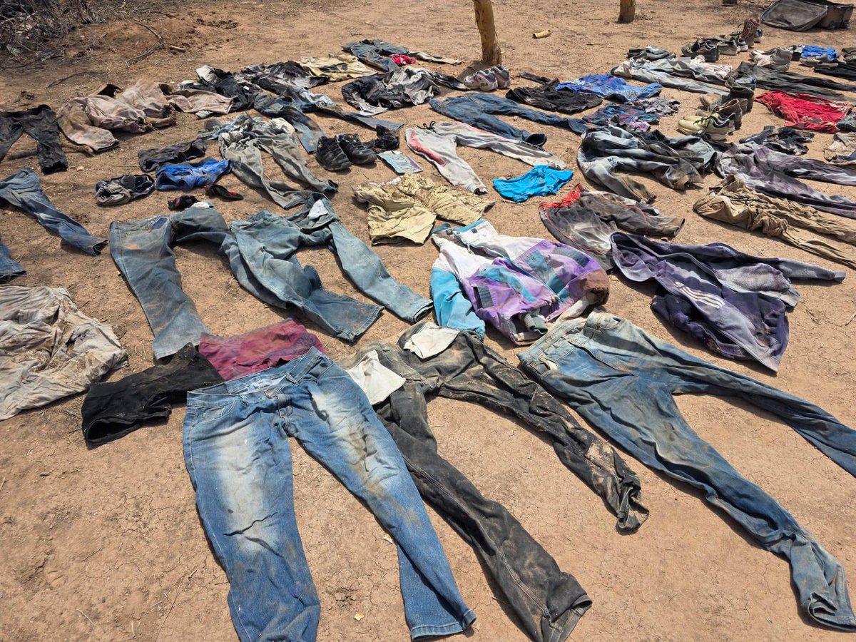 Luis Alberto Medina (@elalbertomedina) on Twitter photo ⚠️ <a href="/fgjesonora/">Fiscalía de Sonora</a> investiga restos óseos y prendas localizadas en presunto narcocampamento junto a carretera del Poblado Miguel Alemán
En coordinación con Madres Buscadoras de Sonora, se localizaron restos óseos y 42 prendas de vestir en las inmediaciones de la carretera 12 Norte. ⚠️ <a href="/fgjesonora/">Fiscalía de Sonora</a> investiga restos óseos y prendas localizadas en presunto narcocampamento junto a carretera del Poblado Miguel Alemán
En coordinación con Madres Buscadoras de Sonora, se localizaron restos óseos y 42 prendas de vestir en las inmediaciones de la carretera 12 Norte.