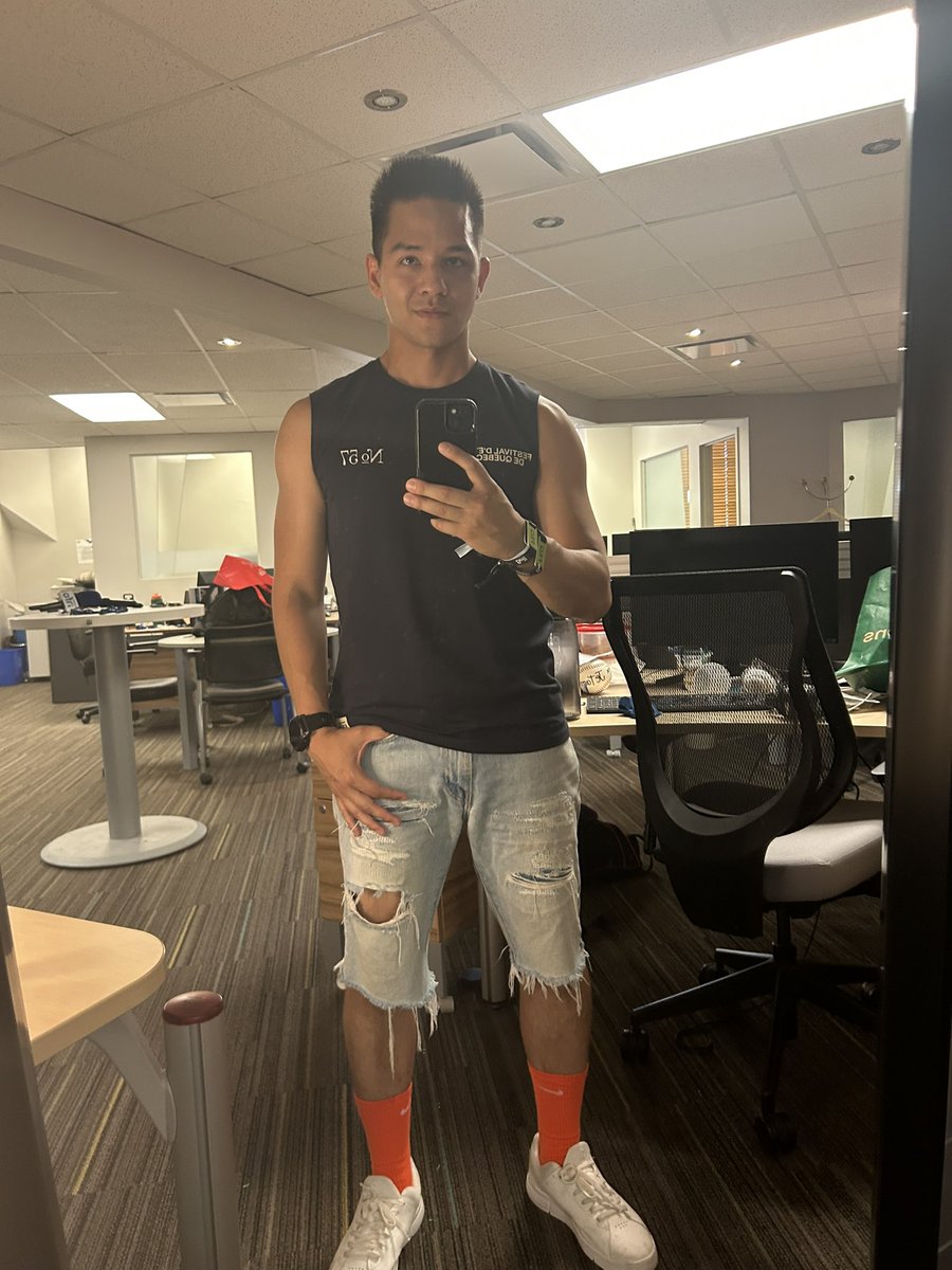 JS_Bui's tweet image. Les bas sont orange ce soir.
(P.-S.: j’anime pas, d’où le short troué et la camisole 💁♂️)
