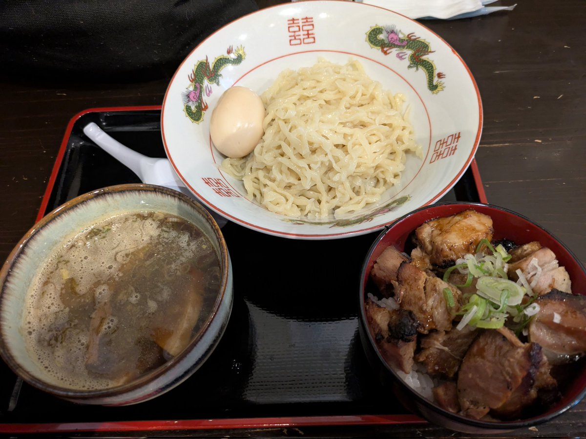 tangopaper's tweet image. 松屋製麺所さん🍜茨城県つくば市
久しぶりの過ごしやすい朝。
テレ東のTV取材が入る店内で「化粧してない💦」と内心慌てながらの朝ラー。
つけ麺は今日も最高に美味しい。つけ汁なしでもパクパクいける麺に大満足。
7時30分で行列30人くらい。
#松屋製麺所
#ramen_cp