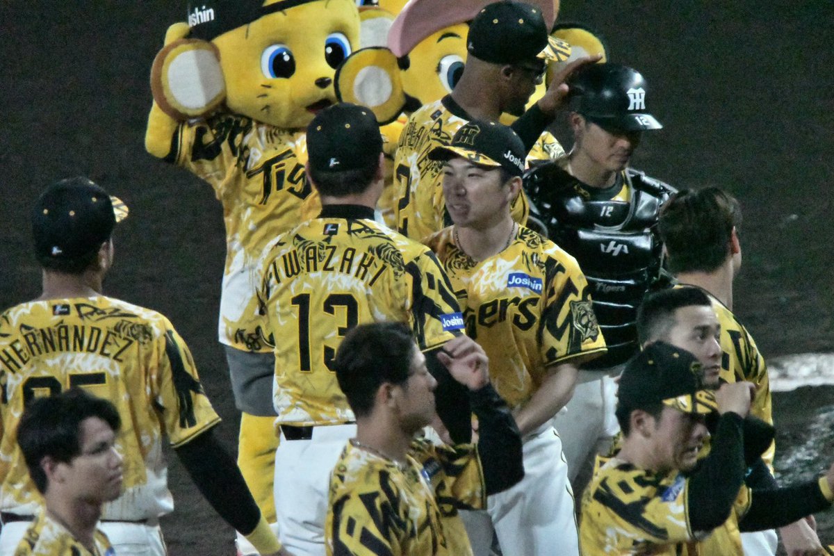 jura1386661's tweet image. 整列時。デュープが誠志郎のヘルメットに手をやって話しかけてました。 #デュプランティエ #坂本誠志郎